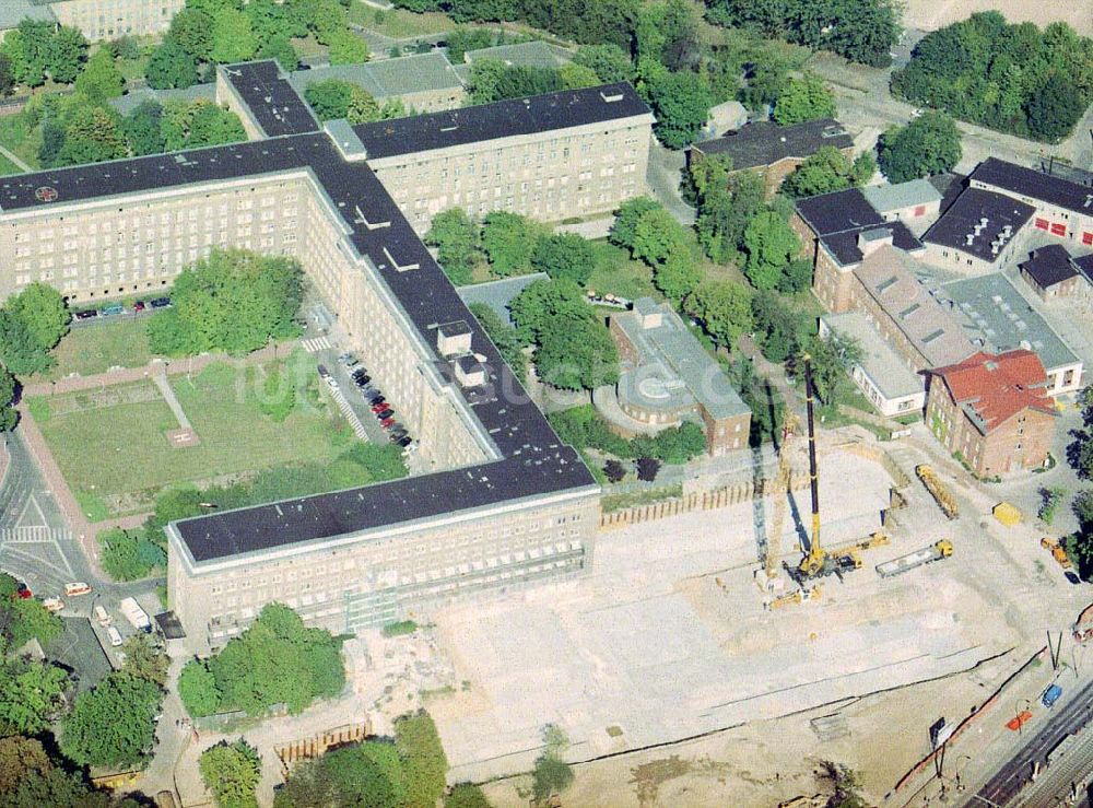 Luftbild Berlin - Friedrichshain - Neubauvorhaben einer Poliklinik am Krankenhaus im Friedrichshain.