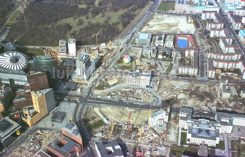 Luftaufnahme Berlin- Tiergarten - Neubebauung des Leipziger Platzes am Potsdamer-Platz in Berlin-Tiergarten 11.03.02