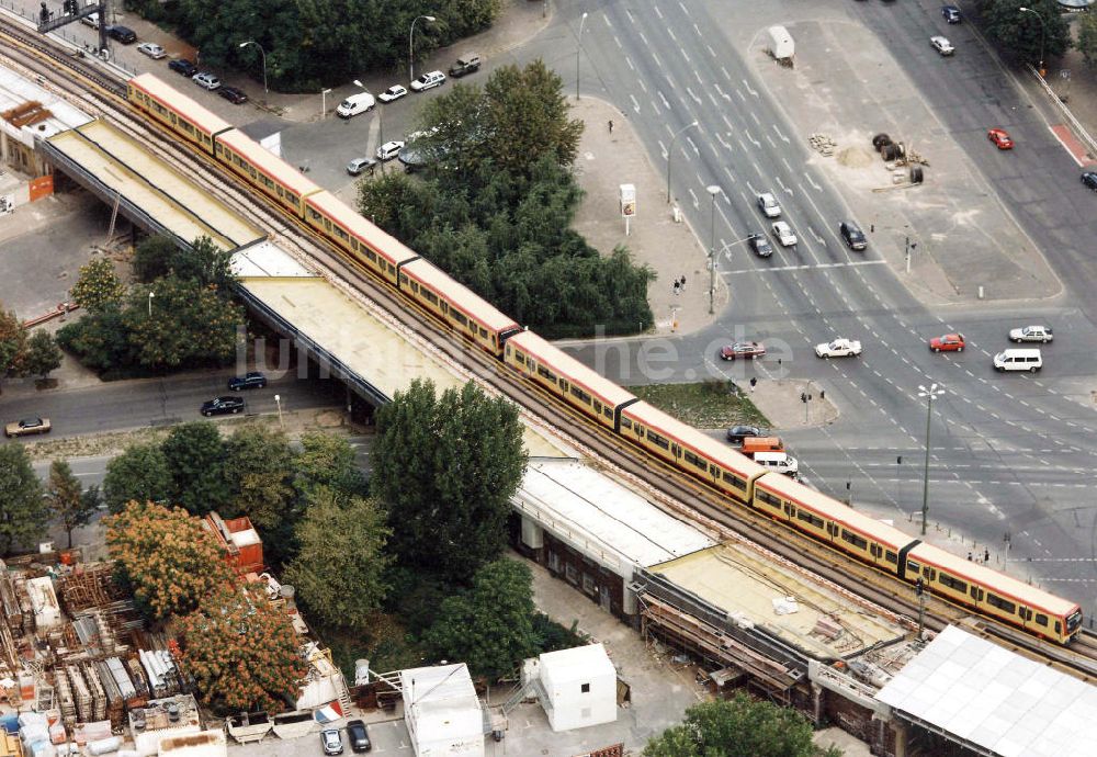 Berlin von oben - Neue S-Bahn Baureihe der DWA im Berliner Stadtzentrum zwischen den bahnhöfen Jannowitzbrücke und Alexanderplatz.