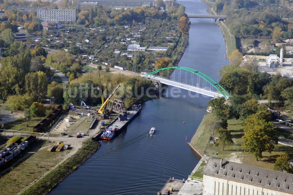 Brandenburg aus der Vogelperspektive: neue Eisenbahnbrücke über dem Silokanal in Brandenburg