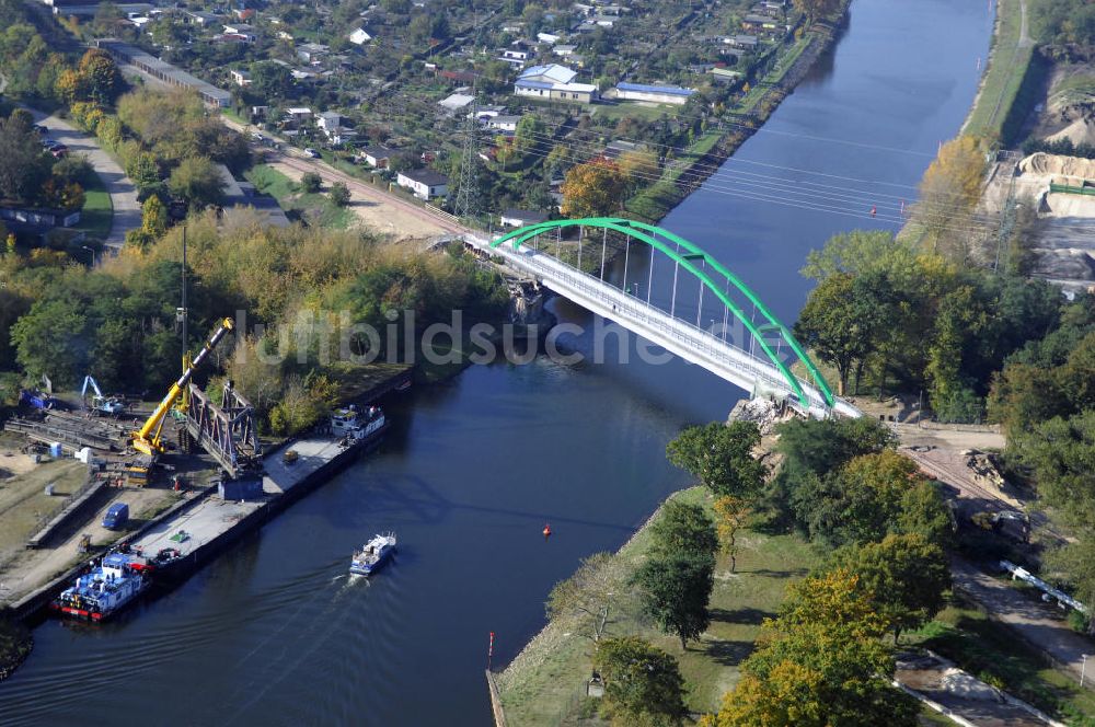 Luftbild Brandenburg - neue Eisenbahnbrücke über dem Silokanal in Brandenburg