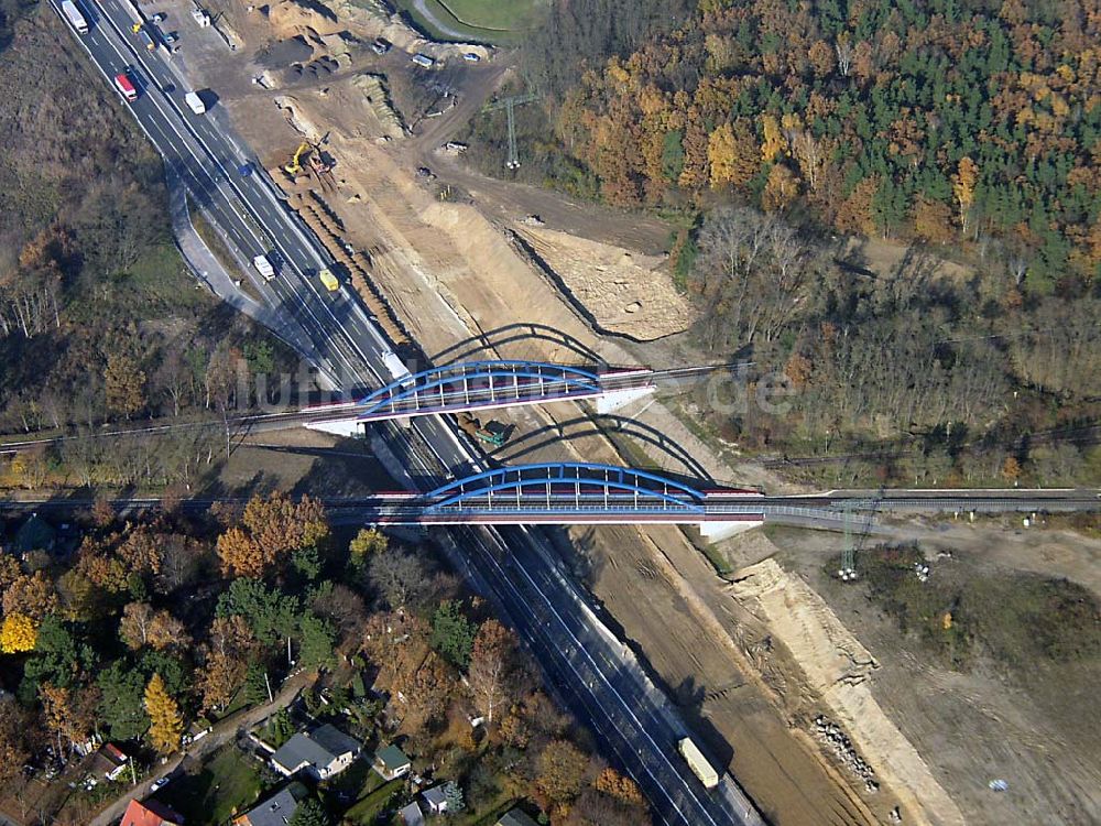 Neuenhagen / BRB aus der Vogelperspektive: neue Eisenbahnbrücke über den östlichen Berliner Ring östlich von Neuenhagen / BRB Baufirma: Porr Technobau Berlin GmbH D-10407 Berlin Storkower Straße 113 Tel: 0049 (0) 30/421842-04 Fax: 0049 (0) 30/421842-417 e-mail: technobau