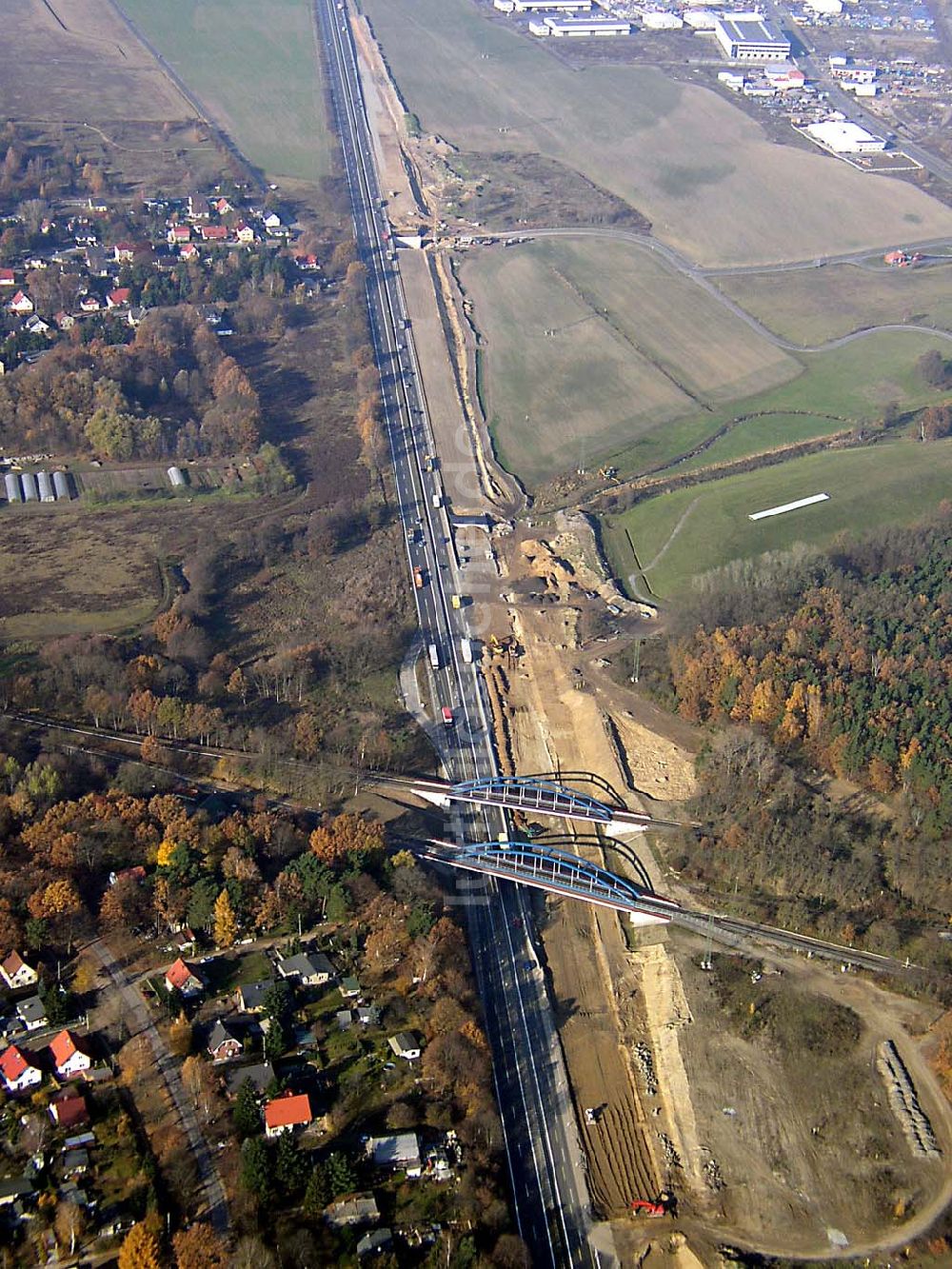 Luftbild Neuenhagen / BRB - neue Eisenbahnbrücke über den östlichen Berliner Ring östlich von Neuenhagen / BRB Baufirma: Porr Technobau Berlin GmbH D-10407 Berlin Storkower Straße 113 Tel: 0049 (0) 30/421842-04 Fax: 0049 (0) 30/421842-417 e-mail: technobau