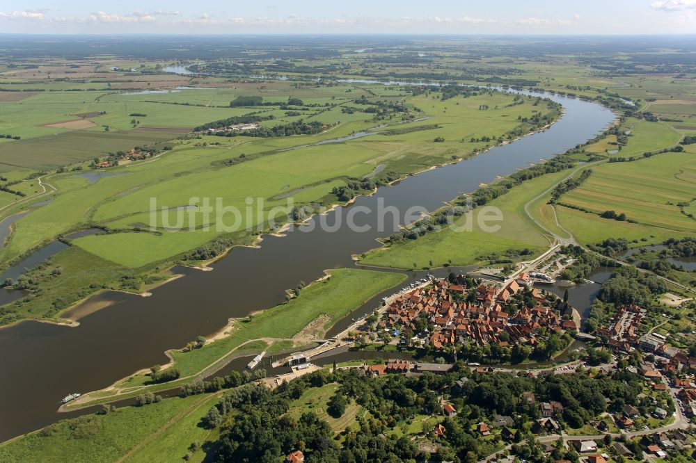 Luftbild Hitzacker - Neue Hochwasserschutzmaßnahmen am Stadtrand von Hitzacker am Ufer der Elbe in Niedersachsen