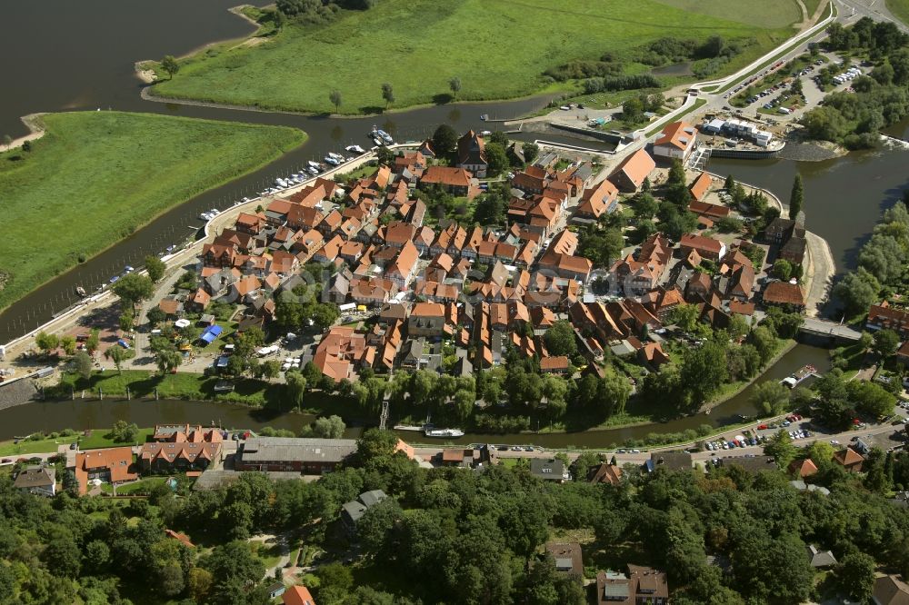 Luftaufnahme Hitzacker - Neue Hochwasserschutzmaßnahmen am Stadtrand von Hitzacker am Ufer der Elbe in Niedersachsen