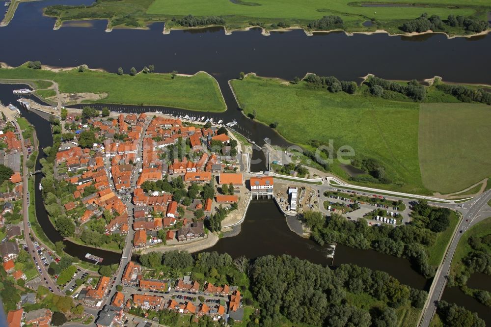 Hitzacker von oben - Neue Hochwasserschutzmaßnahmen am Stadtrand von Hitzacker am Ufer der Elbe in Niedersachsen