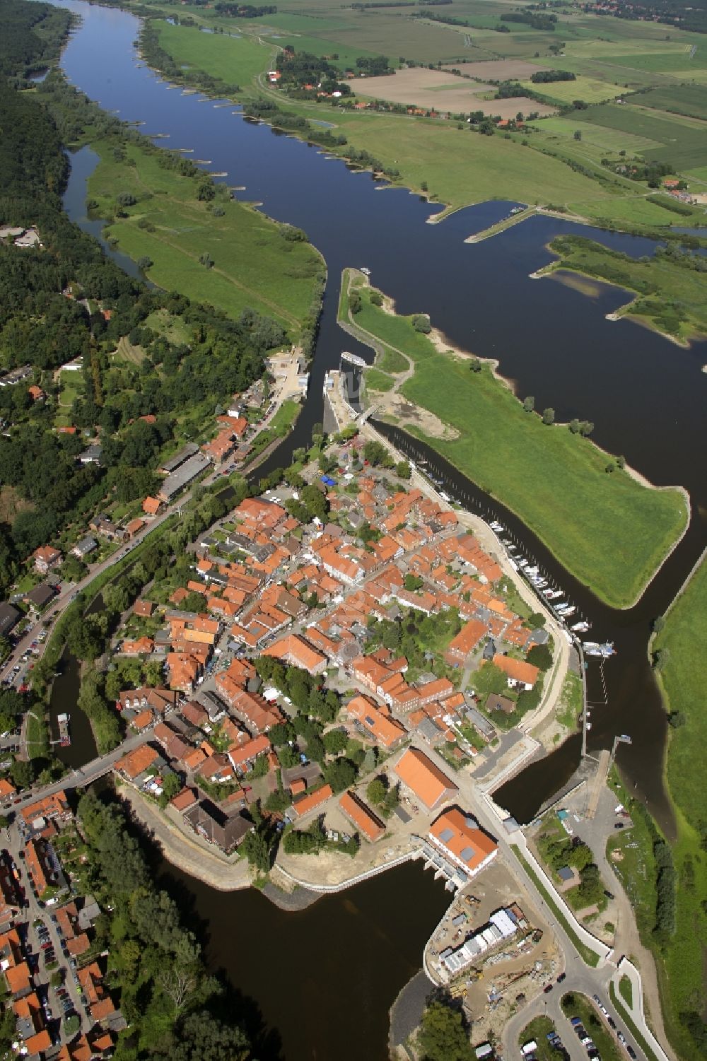 Luftaufnahme Hitzacker - Neue Hochwasserschutzmaßnahmen am Stadtrand von Hitzacker am Ufer der Elbe in Niedersachsen