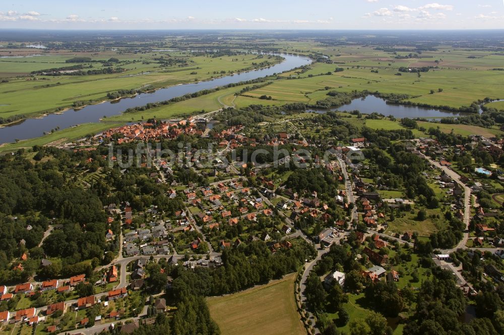 Hitzacker von oben - Neue Hochwasserschutzmaßnahmen am Stadtrand von Hitzacker am Ufer der Elbe in Niedersachsen