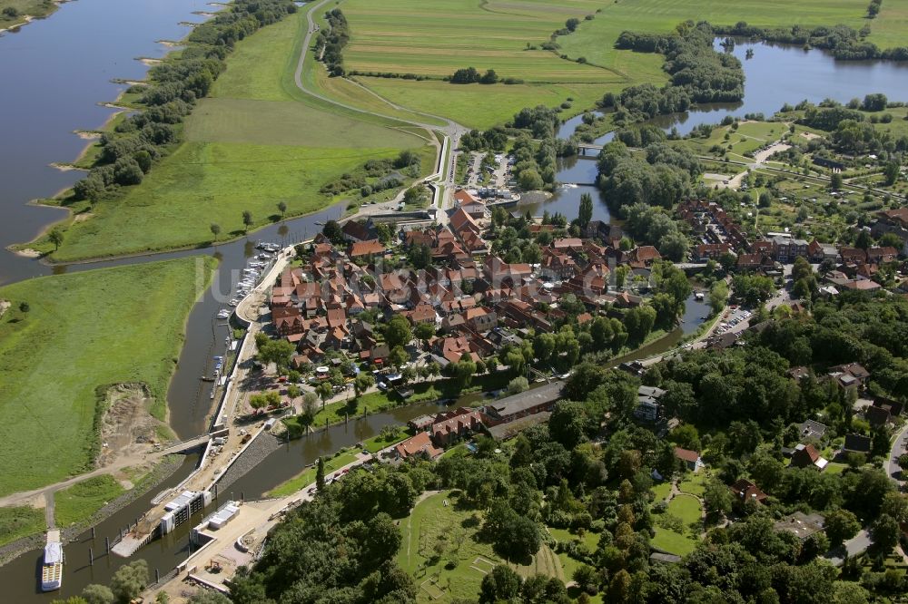 Hitzacker aus der Vogelperspektive: Neue Hochwasserschutzmaßnahmen am Stadtrand von Hitzacker am Ufer der Elbe in Niedersachsen