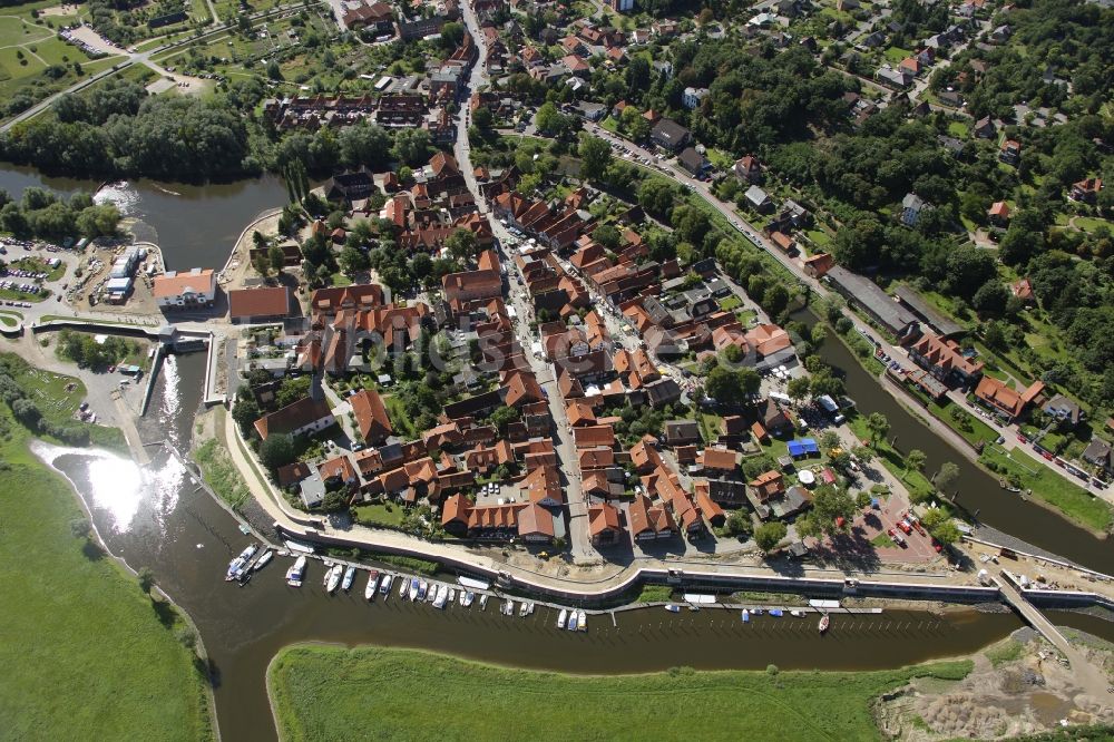 Luftaufnahme Hitzacker - Neue Hochwasserschutzmaßnahmen am Stadtrand von Hitzacker am Ufer der Elbe in Niedersachsen