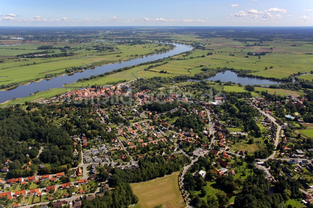 Hitzacker von oben - Neue Hochwasserschutzmaßnahmen am Stadtrand von Hitzacker am Ufer der Elbe in Niedersachsen