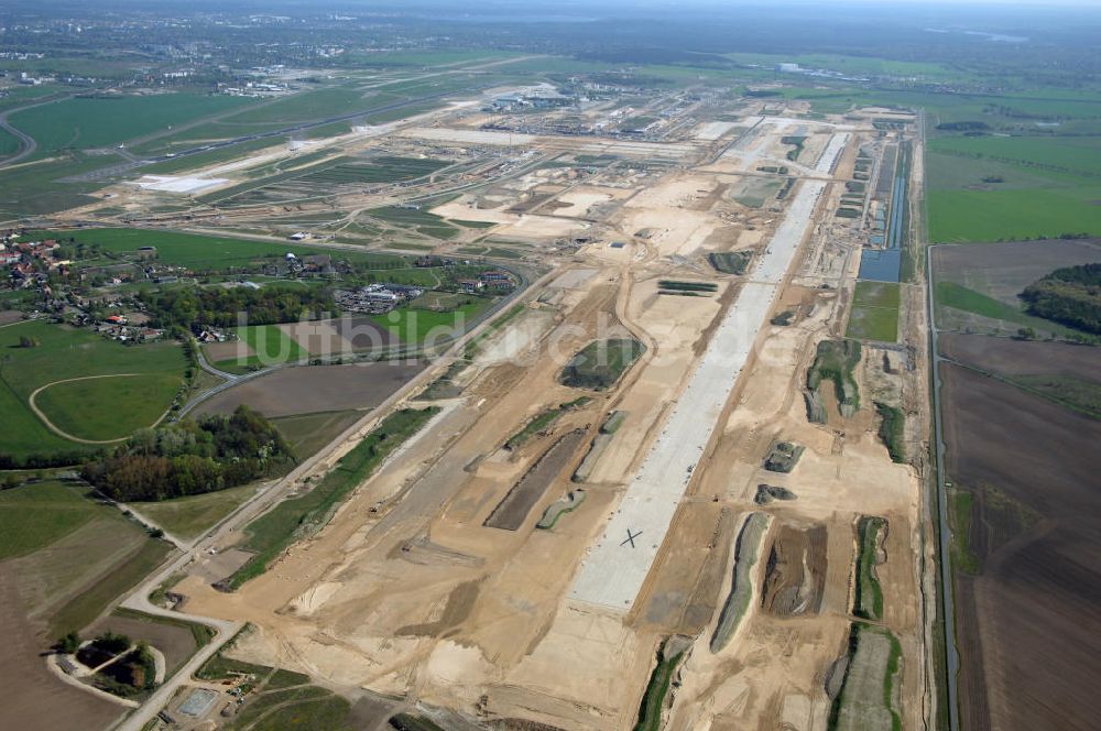 SCHÖNEFELD aus der Vogelperspektive: Neue Start- und Landebahn auf der Großbaustelle Neubau Bahnhof BBI am Flughafen Berlin-Schönefeld.