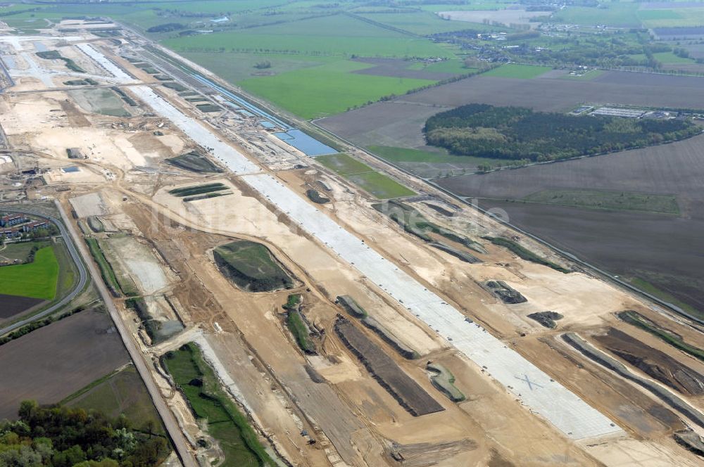 Luftbild SCHÖNEFELD - Neue Start- und Landebahn auf der Großbaustelle Neubau Bahnhof BBI am Flughafen Berlin-Schönefeld.