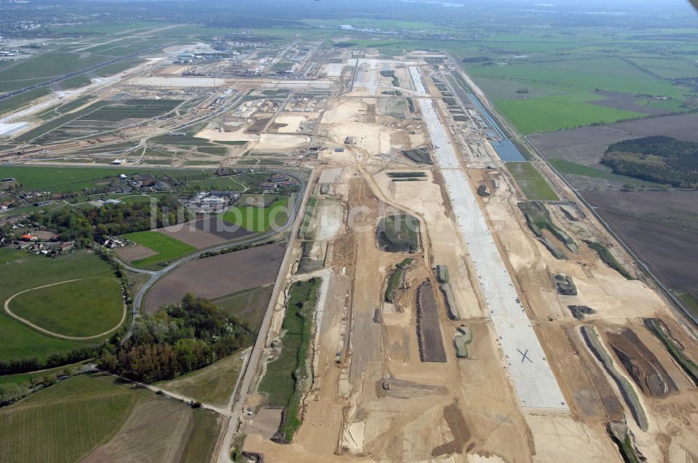 Luftaufnahme SCHÖNEFELD - Neue Start- und Landebahn auf der Großbaustelle Neubau Bahnhof BBI am Flughafen Berlin-Schönefeld.