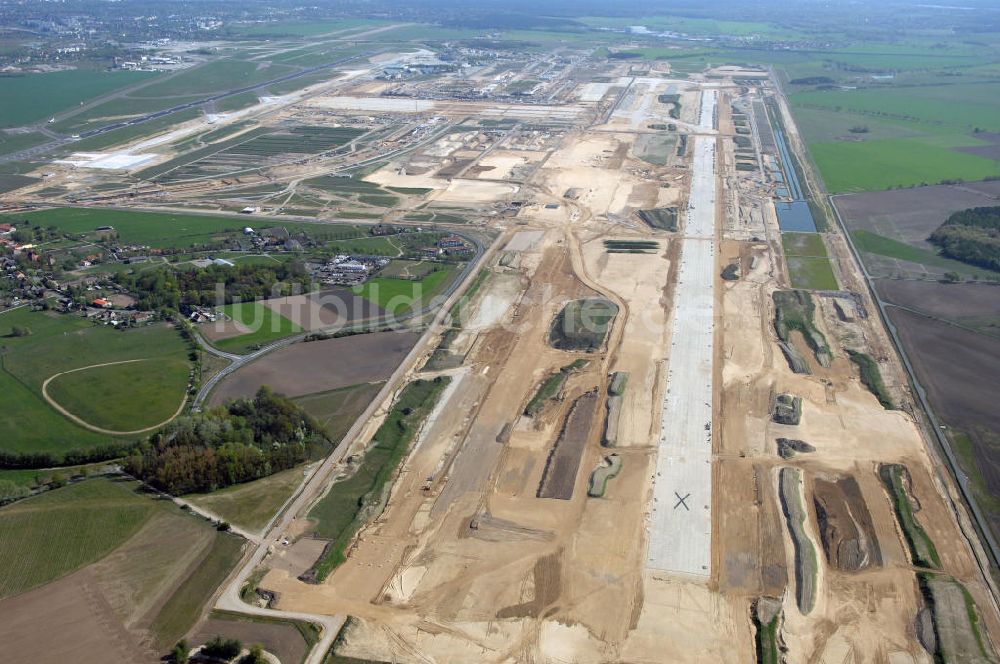 SCHÖNEFELD von oben - Neue Start- und Landebahn auf der Großbaustelle Neubau Bahnhof BBI am Flughafen Berlin-Schönefeld.