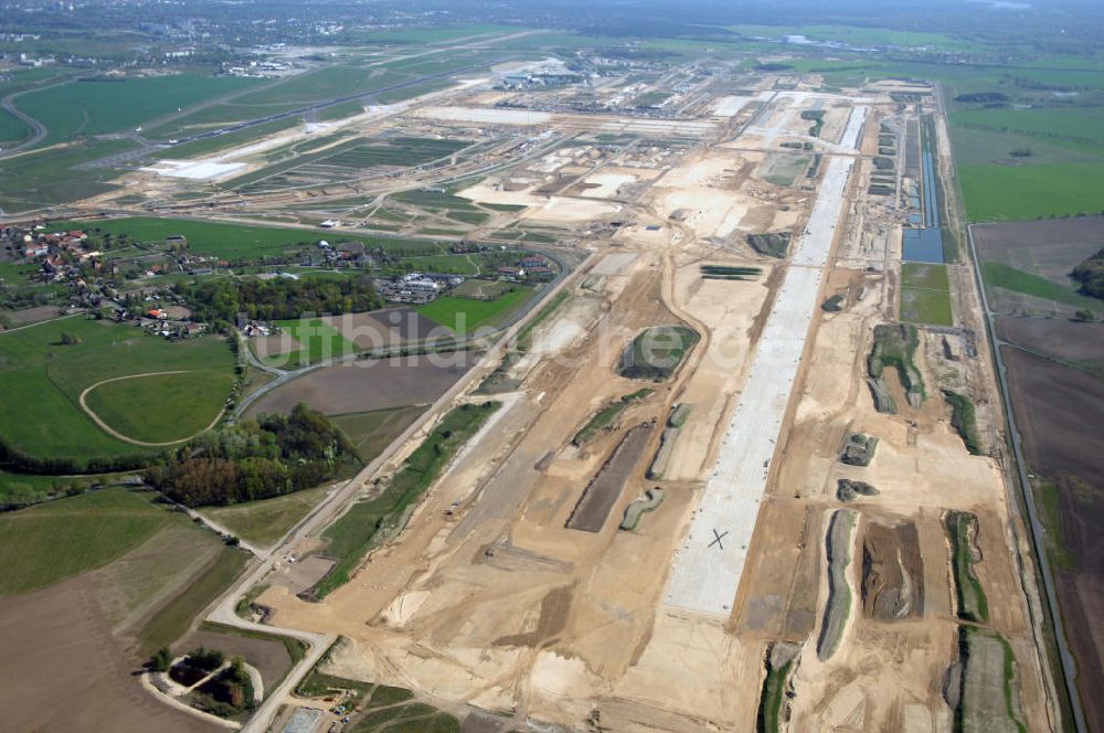 SCHÖNEFELD aus der Vogelperspektive: Neue Start- und Landebahn auf der Großbaustelle Neubau Bahnhof BBI am Flughafen Berlin-Schönefeld.