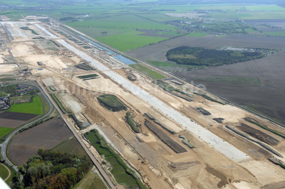 Luftbild SCHÖNEFELD - Neue Start- und Landebahn auf der Großbaustelle Neubau Bahnhof BBI am Flughafen Berlin-Schönefeld.