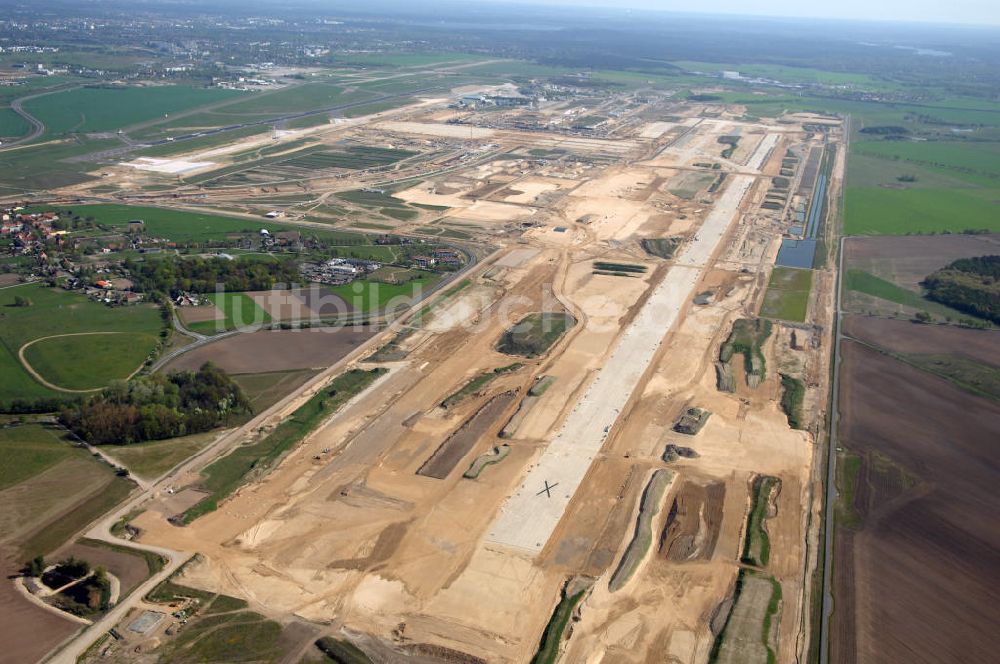 Luftaufnahme SCHÖNEFELD - Neue Start- und Landebahn auf der Großbaustelle Neubau Bahnhof BBI am Flughafen Berlin-Schönefeld.