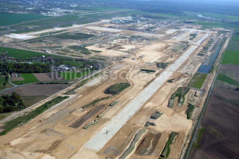 SCHÖNEFELD von oben - Neue Start- und Landebahn auf der Großbaustelle Neubau Bahnhof BBI am Flughafen Berlin-Schönefeld.