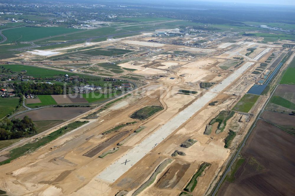 SCHÖNEFELD aus der Vogelperspektive: Neue Start- und Landebahn auf der Großbaustelle Neubau Bahnhof BBI am Flughafen Berlin-Schönefeld.