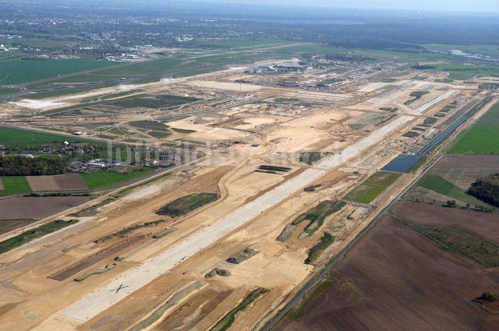 Luftbild SCHÖNEFELD - Neue Start- und Landebahn auf der Großbaustelle Neubau Bahnhof BBI am Flughafen Berlin-Schönefeld.