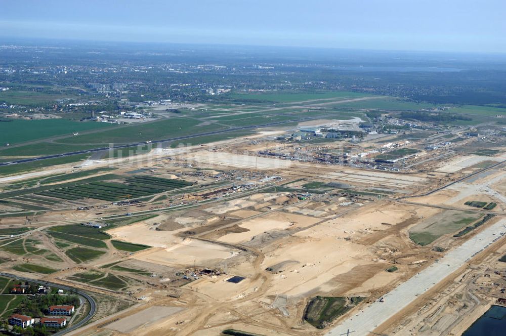 Luftaufnahme SCHÖNEFELD - Neue Start- und Landebahn auf der Großbaustelle Neubau Bahnhof BBI am Flughafen Berlin-Schönefeld.