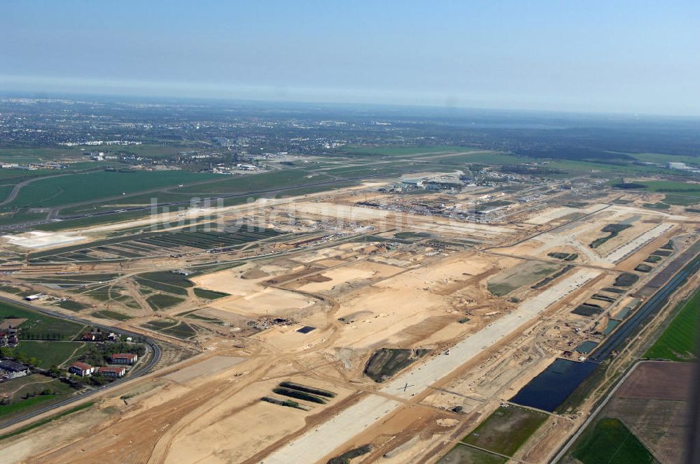 SCHÖNEFELD von oben - Neue Start- und Landebahn auf der Großbaustelle Neubau Bahnhof BBI am Flughafen Berlin-Schönefeld.