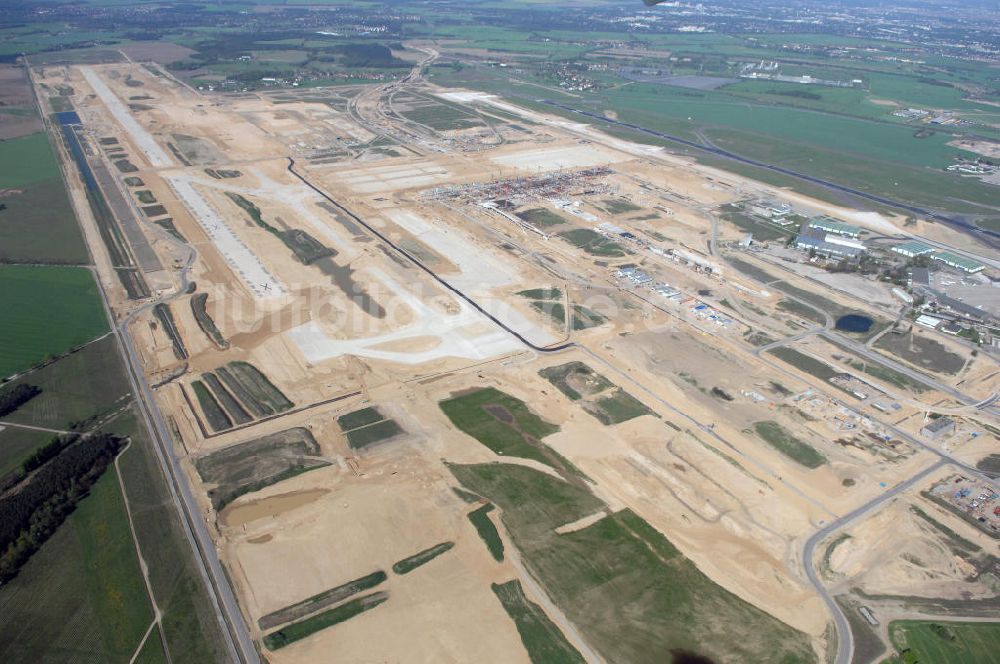 SCHÖNEFELD aus der Vogelperspektive: Neue Start- und Landebahn auf der Großbaustelle Neubau Bahnhof BBI am Flughafen Berlin-Schönefeld.