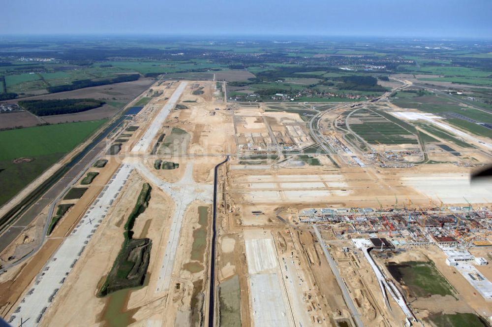 Luftbild SCHÖNEFELD - Neue Start- und Landebahn auf der Großbaustelle Neubau Bahnhof BBI am Flughafen Berlin-Schönefeld.