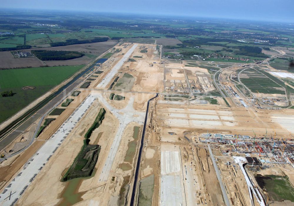 Luftaufnahme SCHÖNEFELD - Neue Start- und Landebahn auf der Großbaustelle Neubau Bahnhof BBI am Flughafen Berlin-Schönefeld.