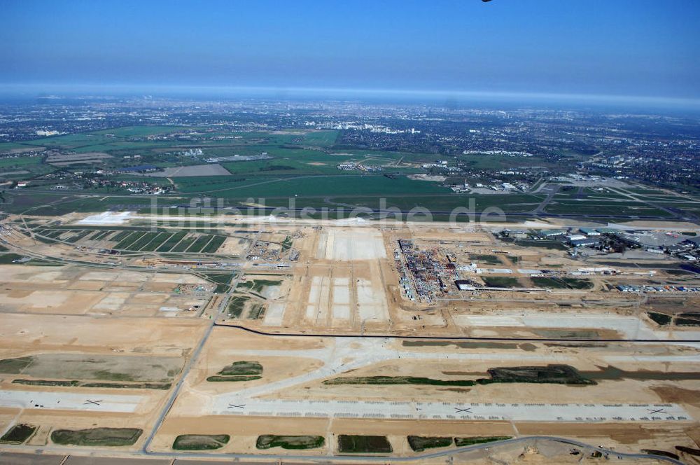 SCHÖNEFELD von oben - Neue Start- und Landebahn auf der Großbaustelle Neubau Bahnhof BBI am Flughafen Berlin-Schönefeld.