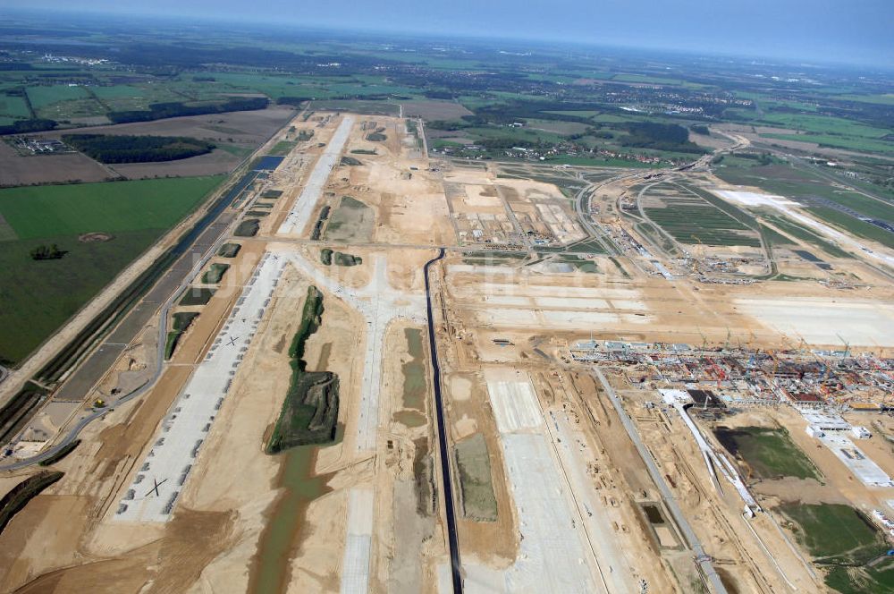 SCHÖNEFELD aus der Vogelperspektive: Neue Start- und Landebahn auf der Großbaustelle Neubau Bahnhof BBI am Flughafen Berlin-Schönefeld.