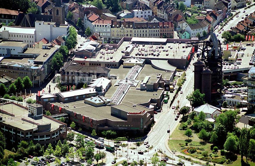 Luftaufnahme Neuenkirchen / Saarland - Neuenkirchen / Saarland Blick auf das Stadtzentrum von Neuenlirchen im Saarland mit Sicht auf das Saarpark-Center (ECE-Center) 03