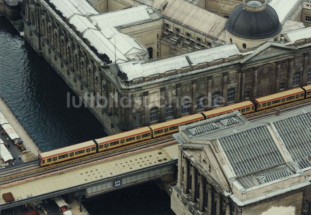 Luftbild Berlin - Neuer S-Bahnzug der Baureihe 481 (DWA-AG) im Berliner Stadtzentrum 18.09.1997