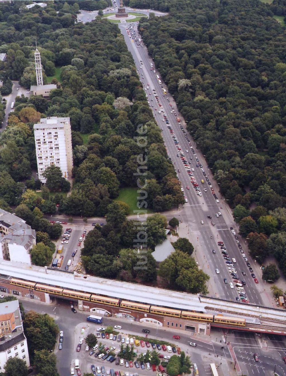 Berlin aus der Vogelperspektive: Neuer S-Bahnzug der Baureihe 481 (DWA-AG) im Berliner Stadtzentrum 18.09.1997