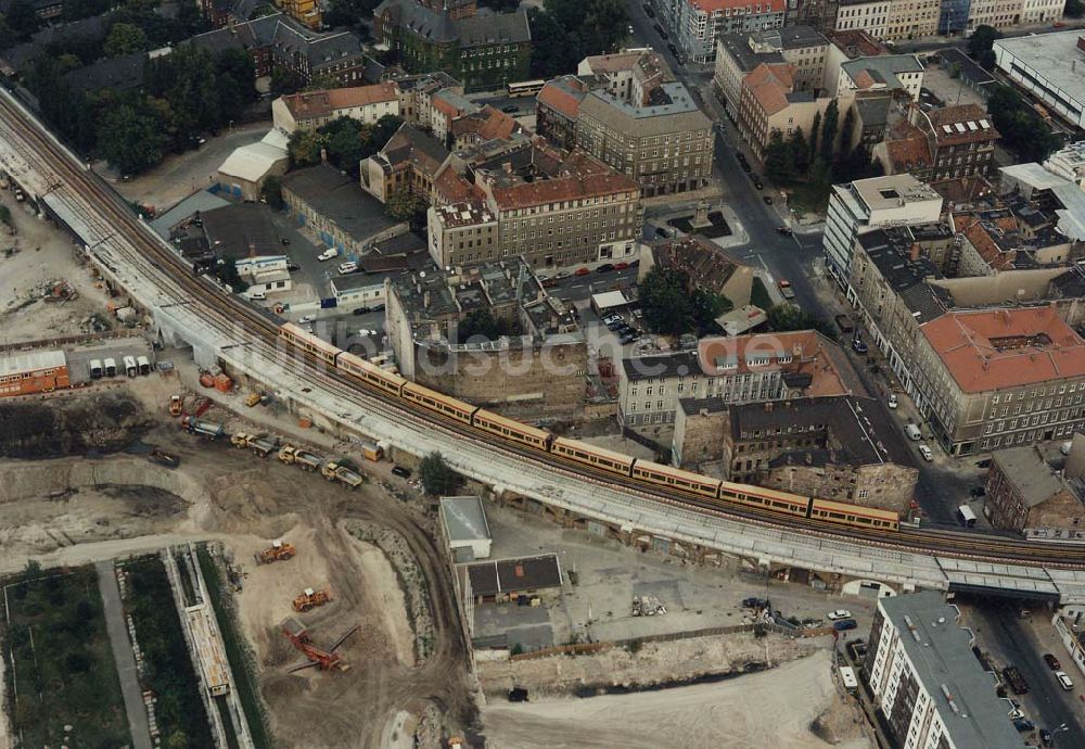 Luftbild Berlin - Neuer S-Bahnzug der Baureihe 481 (DWA-AG) im Berliner Stadtzentrum 18.09.1997