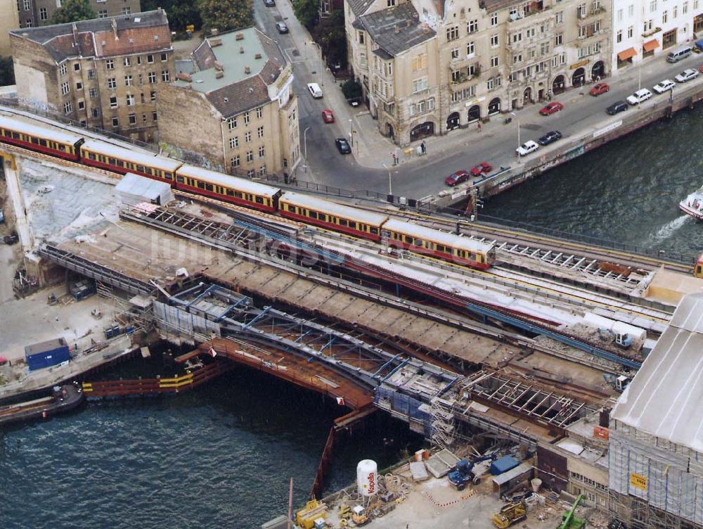 Luftaufnahme Berlin - Neuer S-Bahnzug der Baureihe 481 (DWA-AG) im Berliner Stadtzentrum 18.09.1997