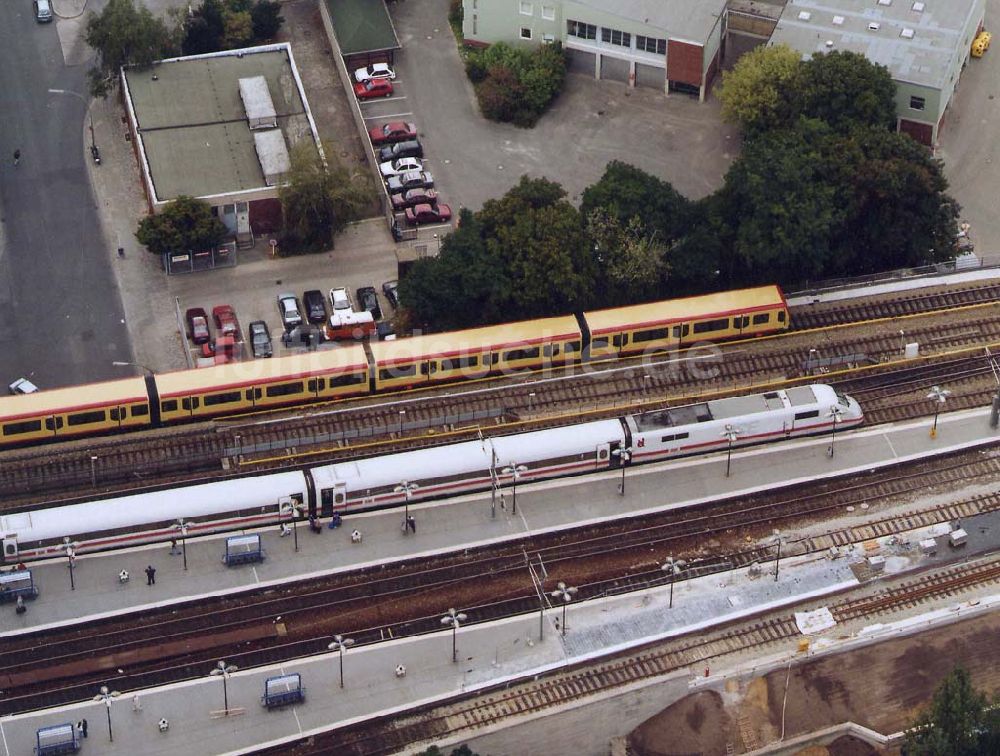 Berlin aus der Vogelperspektive: Neuer S-Bahnzug der Baureihe 481 (DWA-AG) im Berliner Stadtzentrum 18.09.1997