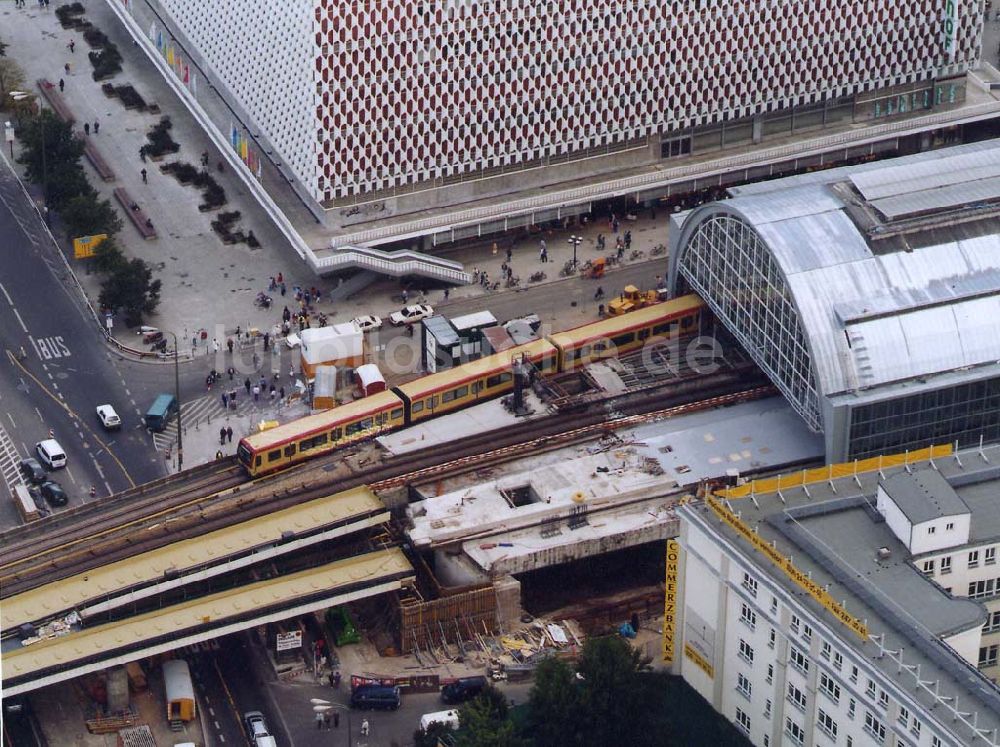 Luftaufnahme Berlin - Neuer S-Bahnzug der Baureihe 481 (DWA-AG) im Berliner Stadtzentrum 18.09.1997