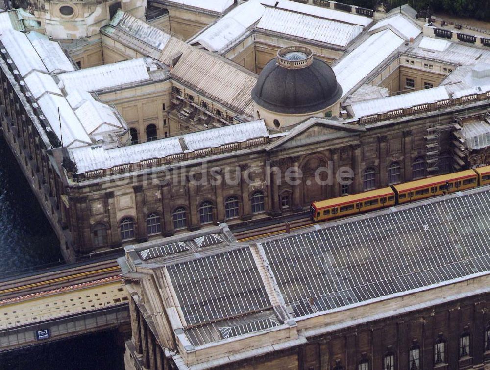 Berlin aus der Vogelperspektive: Neuer S-Bahnzug der Baureihe 481 (DWA-AG) im Berliner Stadtzentrum 18.09.1997