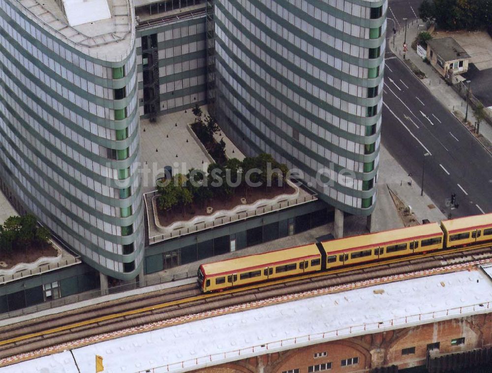 Luftbild Berlin - Neuer S-Bahnzug der Baureihe 481 (DWA-AG) im Berliner Stadtzentrum 18.09.1997