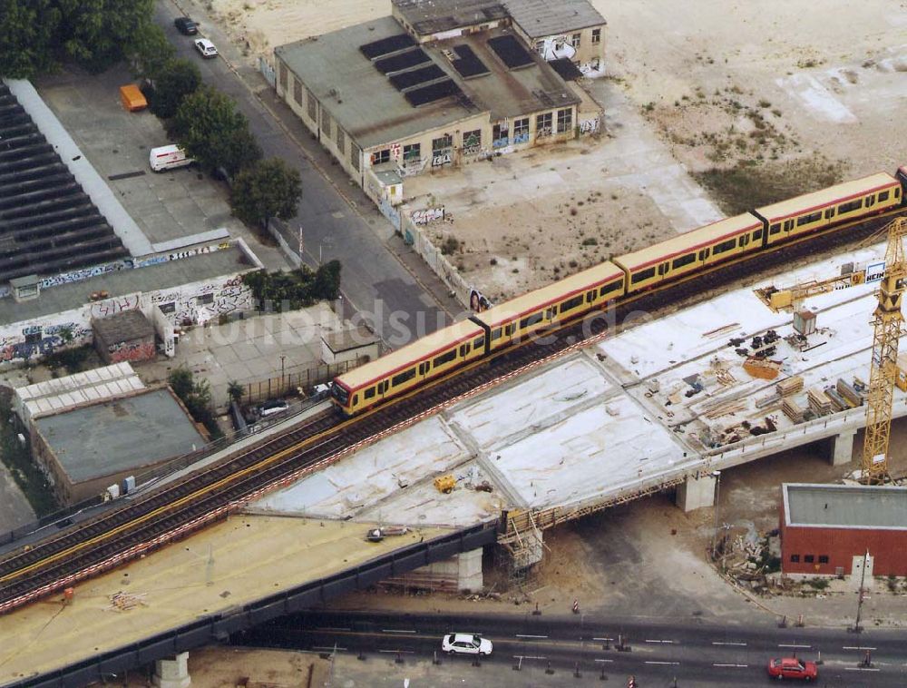 Berlin von oben - Neuer S-Bahnzug der Baureihe 481 (DWA-AG) im Berliner Stadtzentrum 18.09.1997