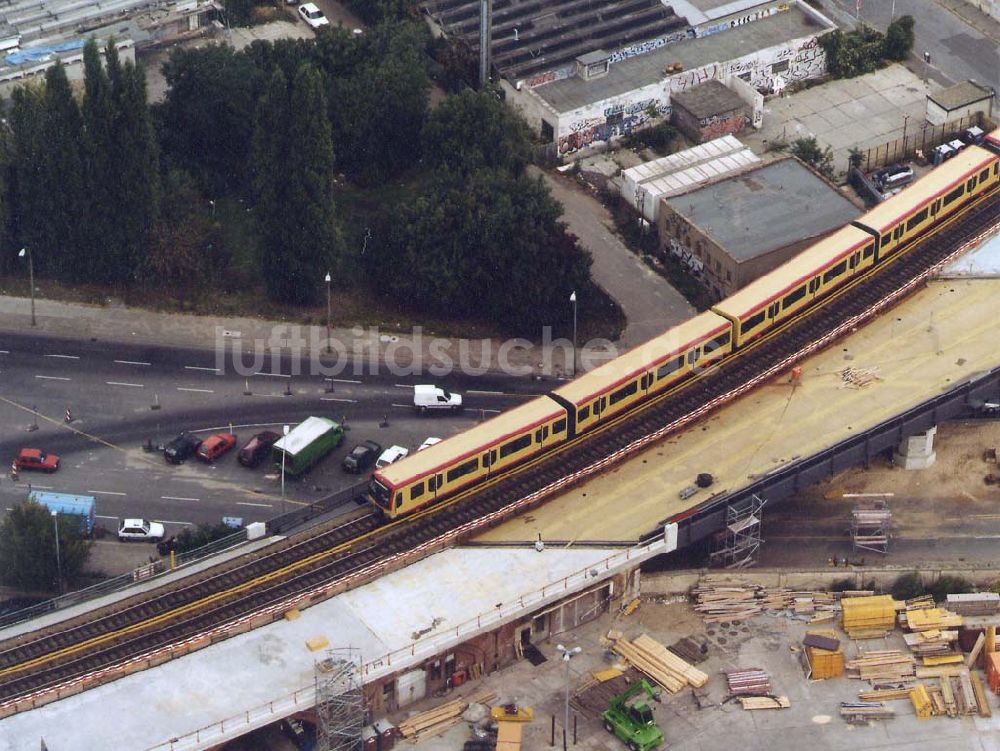 Berlin aus der Vogelperspektive: Neuer S-Bahnzug der Baureihe 481 (DWA-AG) im Berliner Stadtzentrum 18.09.1997