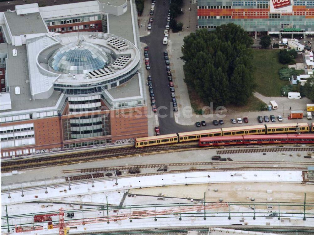 Luftaufnahme Berlin - Neuer S-Bahnzug der Baureihe 481 (DWA-AG) im Berliner Stadtzentrum 18.09.1997