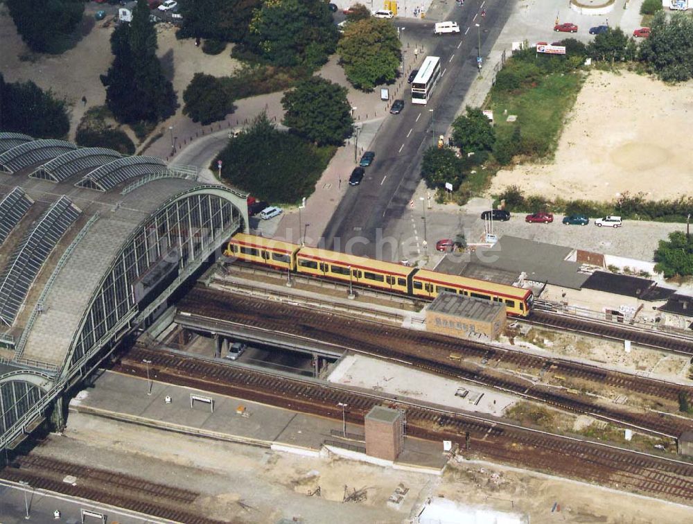 Berlin von oben - Neuer S-Bahnzug der Baureihe 481 (DWA-AG) im Berliner Stadtzentrum 18.09.1997