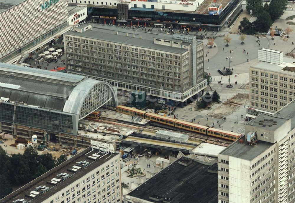 Berlin aus der Vogelperspektive: Neuer S-Bahnzug der Baureihe 481 (DWA-AG) im Berliner Stadtzentrum 18.09.1997