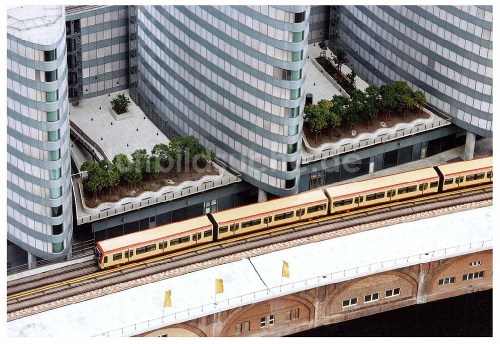 Luftbild Berlin - Neuer S-Bahnzug der Baureihe 481 (DWA-AG) im Berliner Stadtzentrum 18.09.1997