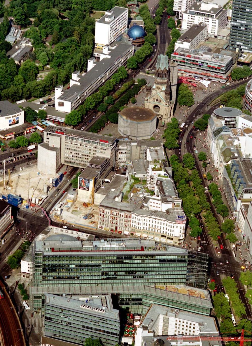 Berlin aus der Vogelperspektive: Neuerbautes Kranzlereck der DIFA am Berliner Kurfürstendamm in Berlin - Charlottenburg. 08.07.02