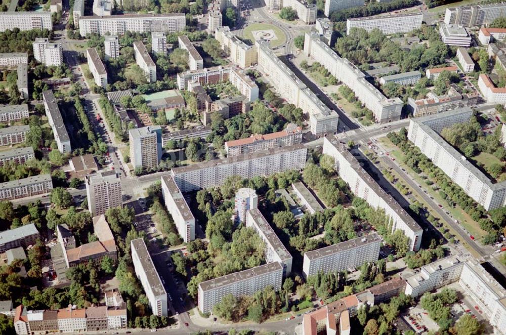 Luftbild Berlin - Friedrichshain - Neuerrichtetes Seniorenhaus im Wohngebiet an der Singerstraße in Berlin - Friedrichshain - ein Projekt der Wohnungsbaugesellschaft Friedrichshain