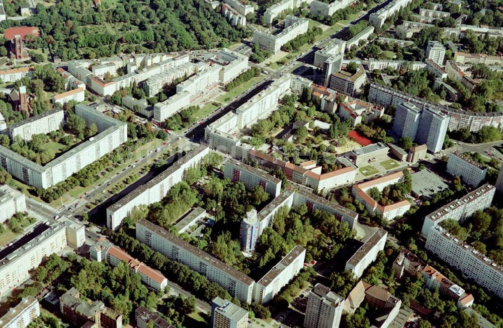 Berlin - Friedrichshain aus der Vogelperspektive: Neuerrichtetes Seniorenhaus im Wohngebiet an der Singerstraße in Berlin - Friedrichshain - ein Projekt der Wohnungsbaugesellschaft Friedrichshain